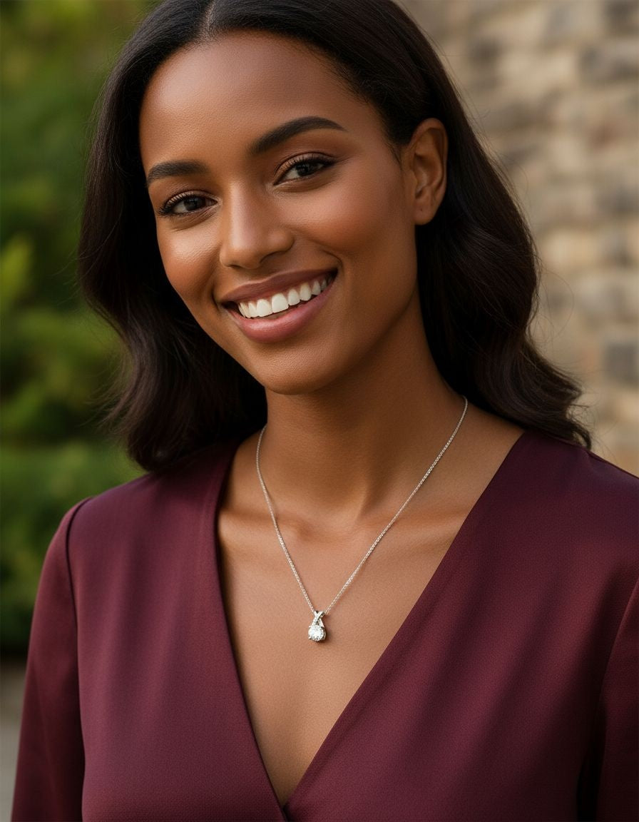 COLLIER EN ARGENT CROISE AVEC SOLITAIRE