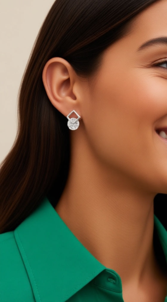 VIERKANTE EN SOLITAIRE ZILVEREN OORBELLEN