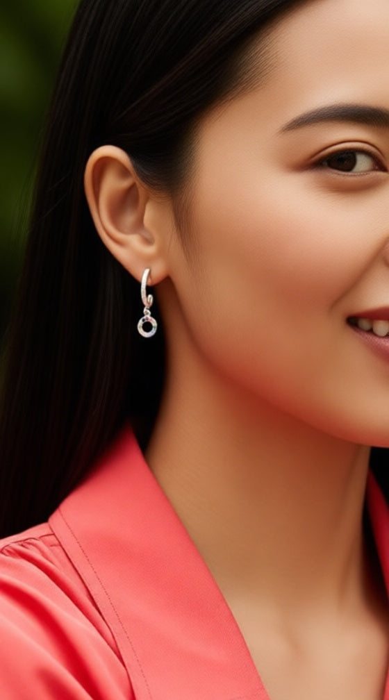 Zilveren oorringen met stenen en veelkleurige cirkelvormige hanger