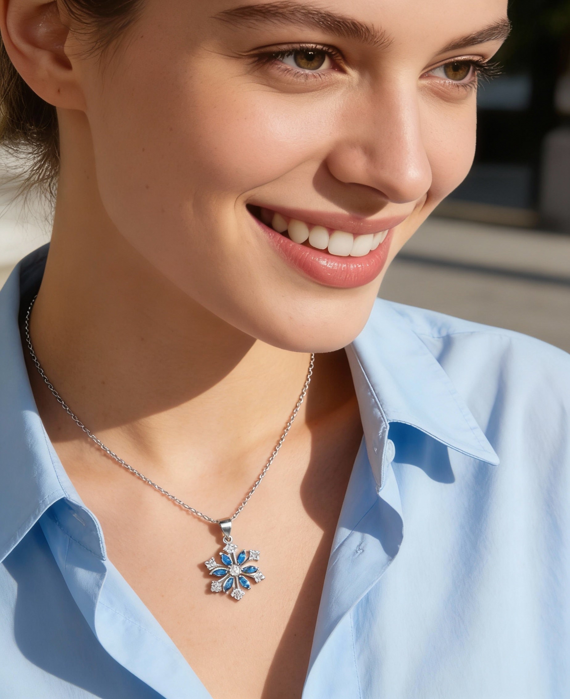 ZILVEREN SNEEUWVLOK KETTING MET WITTE EN LICHTBLAUW STENEN