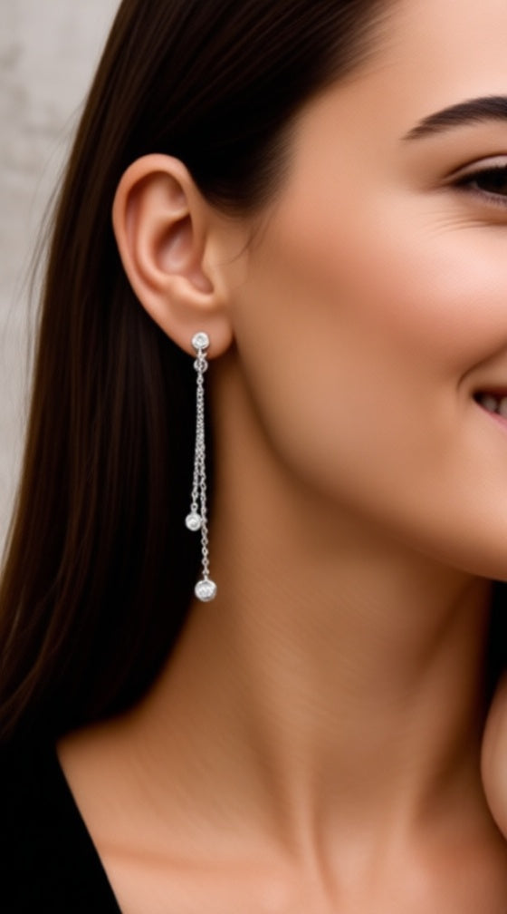 ZILVEREN OORBELLEN MET 2 HANGENDE KETTINGEN EN EEN SOLITAIRE RING