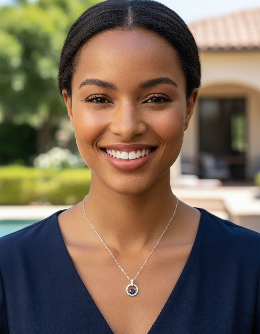 COLLIER EN ARGENT CERCLE AVEC ZIRCONIUM ET SOLITAIRE SAPHIR