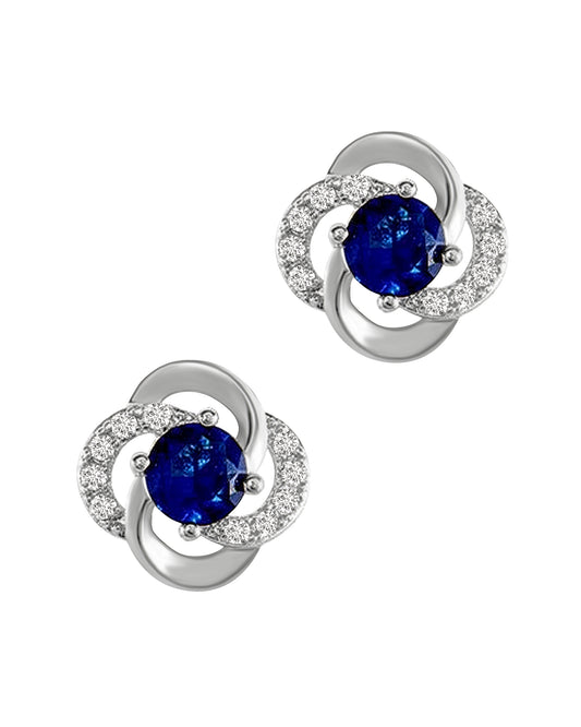 Zilveren bloemenoorbellen met witte stenen en een blauwe solitaire