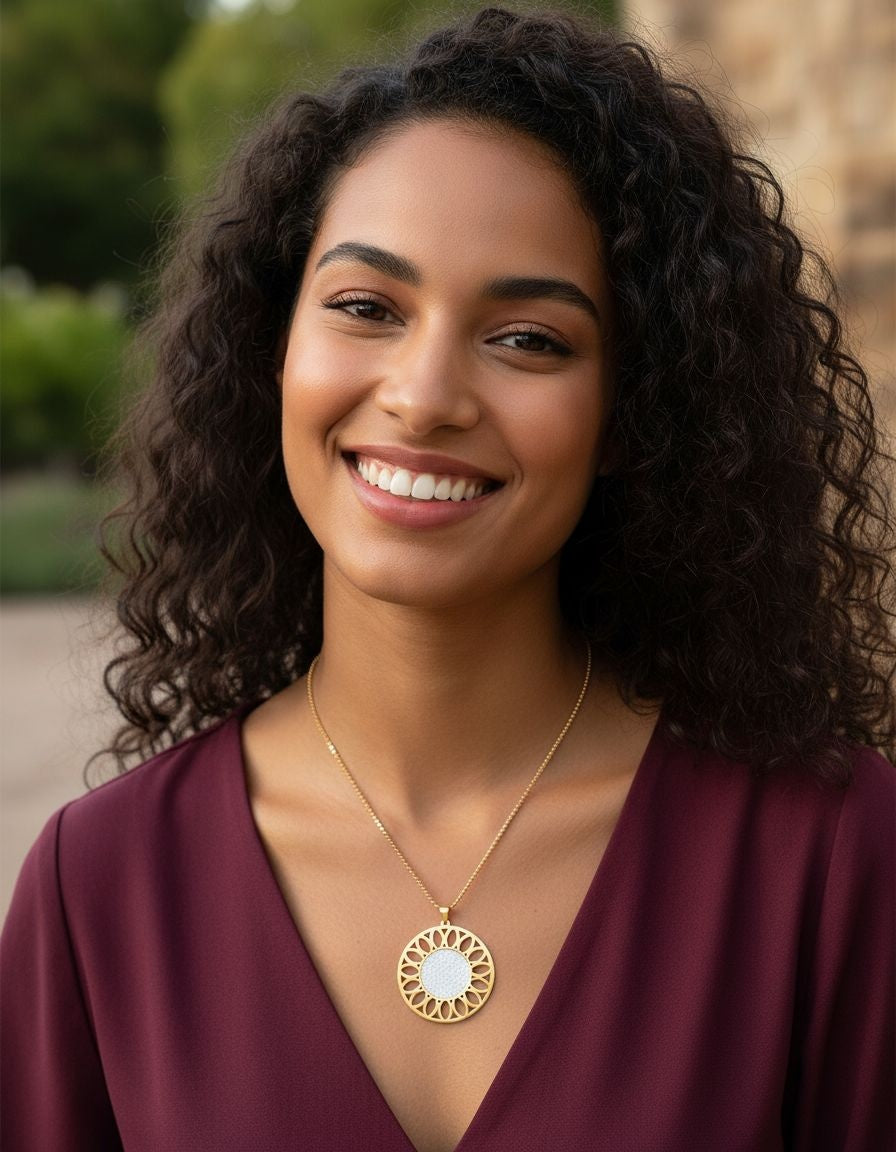 SAUTOIR EN ACIER DORE AVEC PENDENTIF SOLEIL ET PAILLETTES