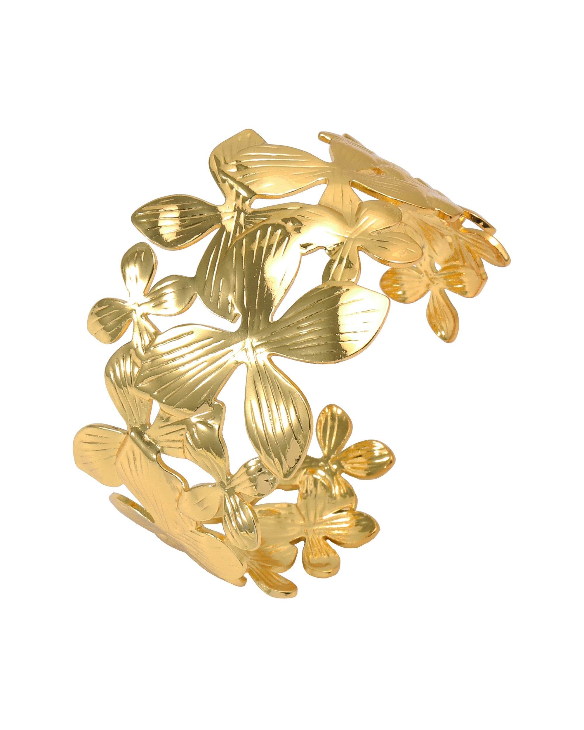 Stevige, verguld stalen armband met meerdere bloemmotieven.