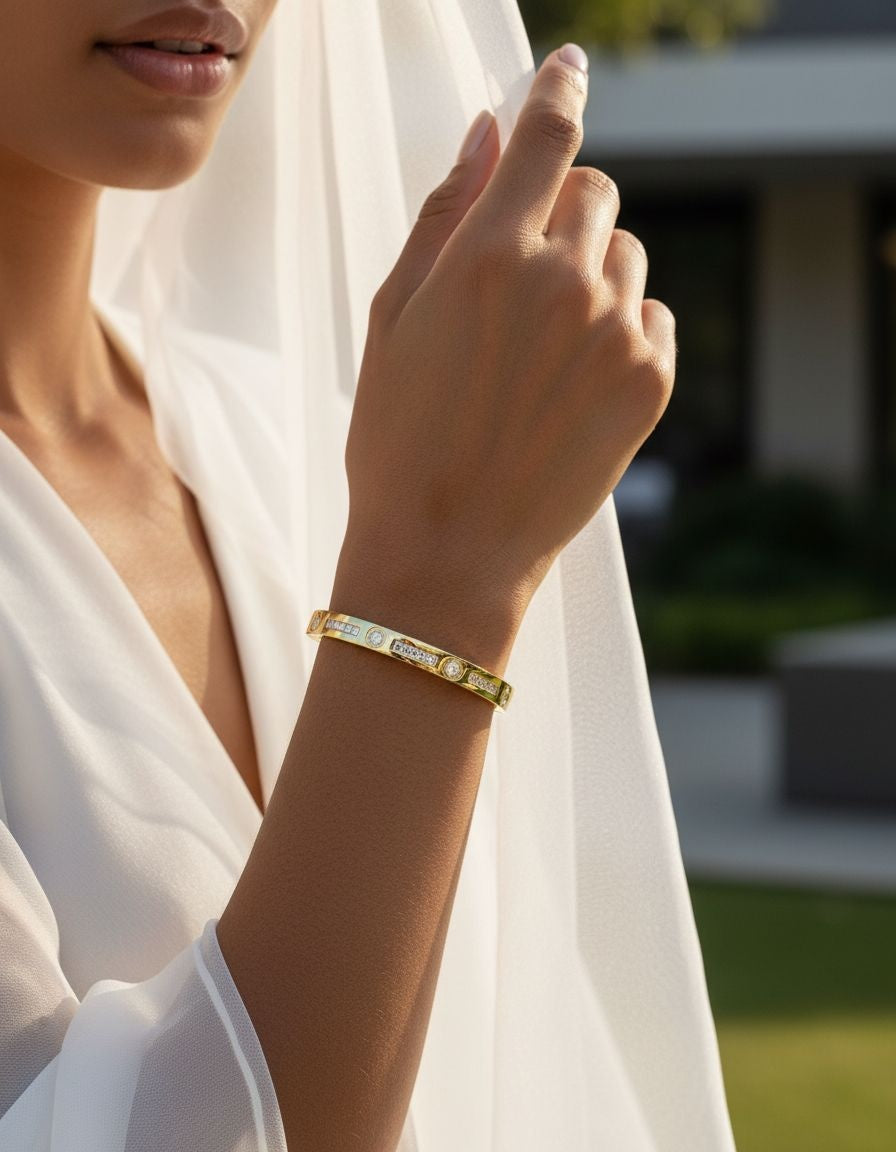 BRACELET EN ACIER DORE RIGIDE AVEC STRASS