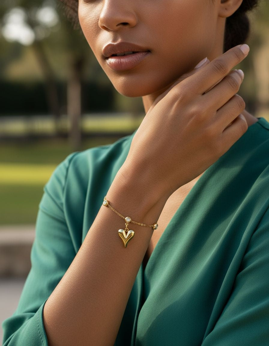 BRACELET EN ACIER DORE AVEC COEUR CENTRAL + STRASS