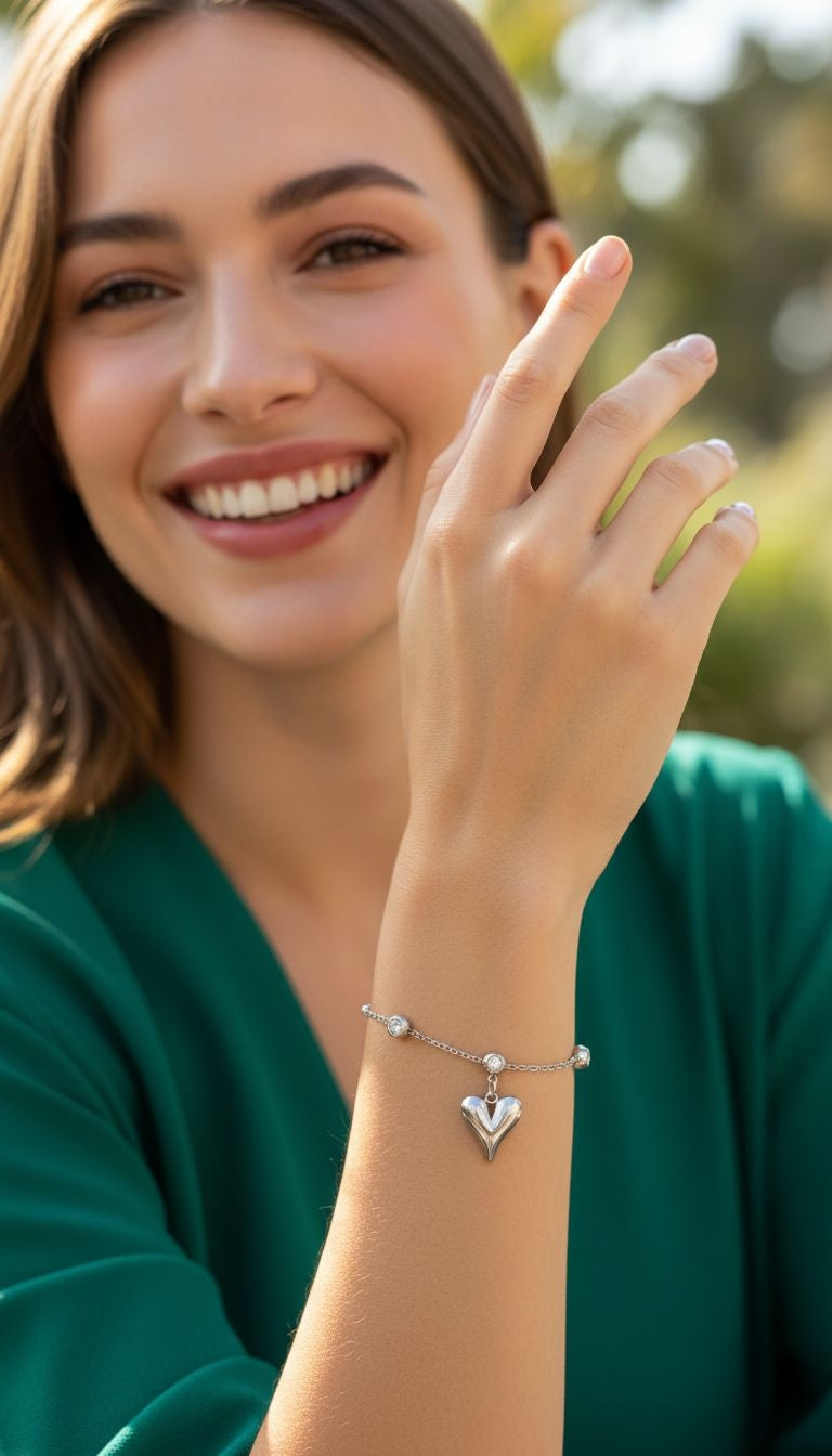 BRACELET EN ACIER AVEC COEUR CENTRAL + STRASS