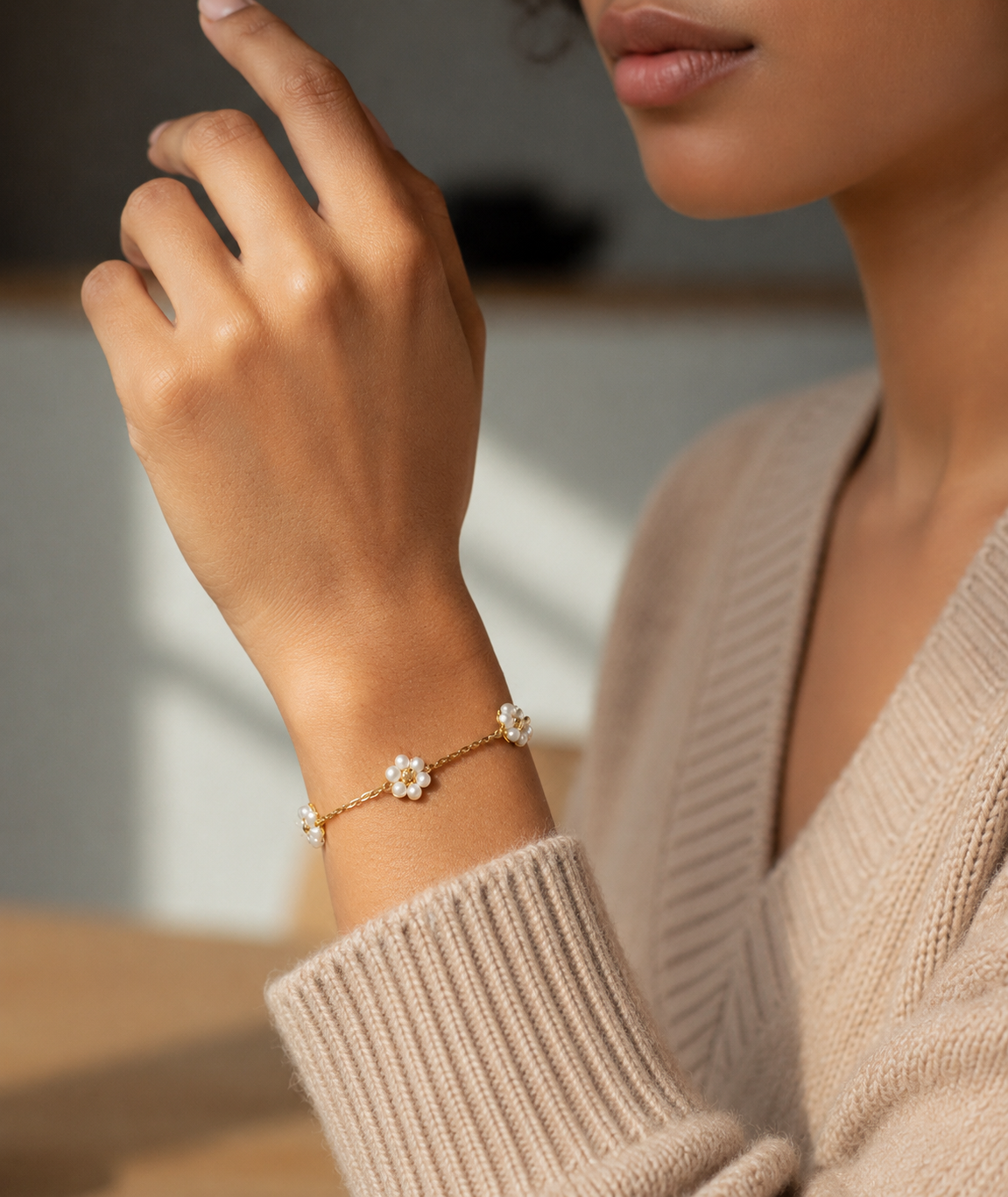 Vergulde stalen armband met bloemen en kralen