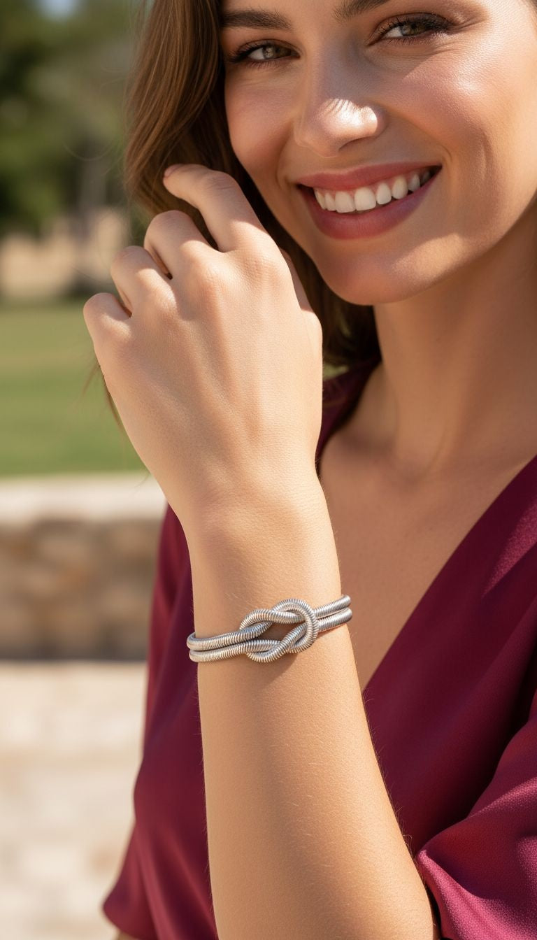 BRACELET EN ACIER ORNE D'UN NOEUD CENTRALE