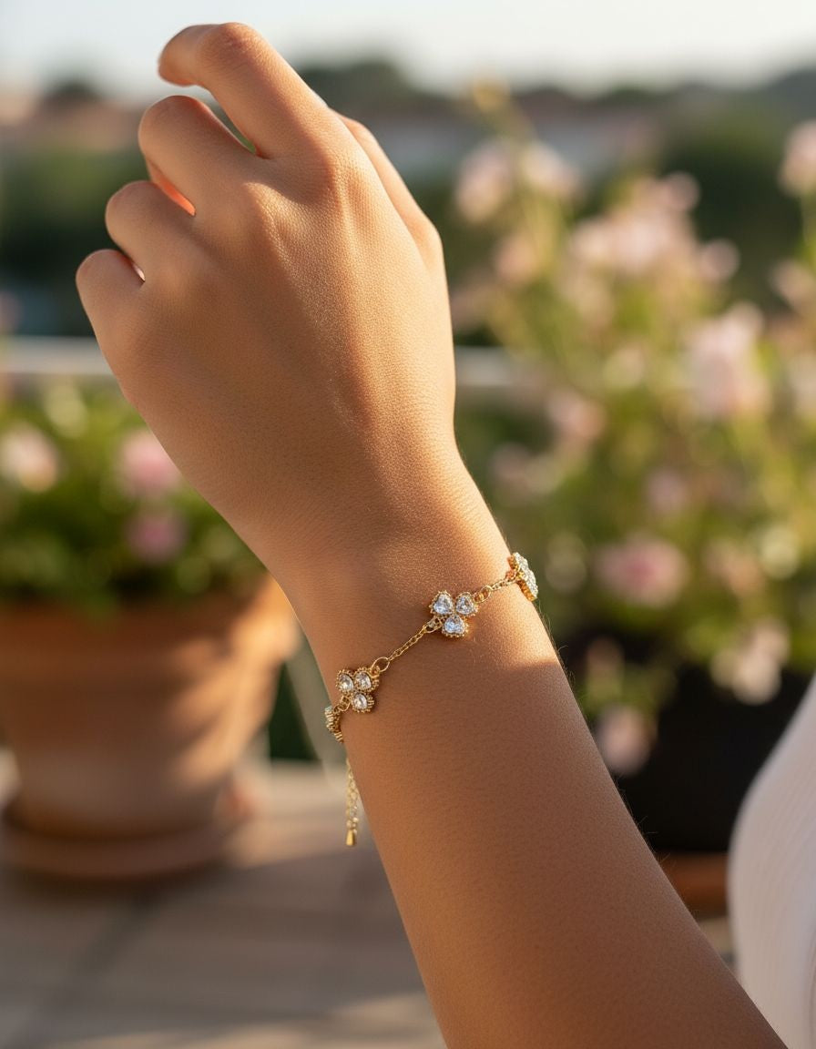 BRACELET EN ACIER DORE MOTIF COEUR EN FLEUR