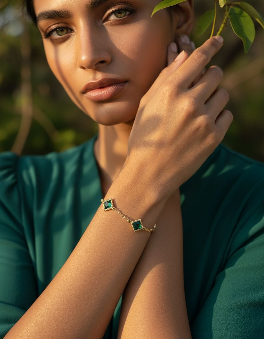 BRACELET EN ACIER DORÉ MOTIF CARRÉ STRILLÉ AVEC ZIRCONIUM EMERAUDE