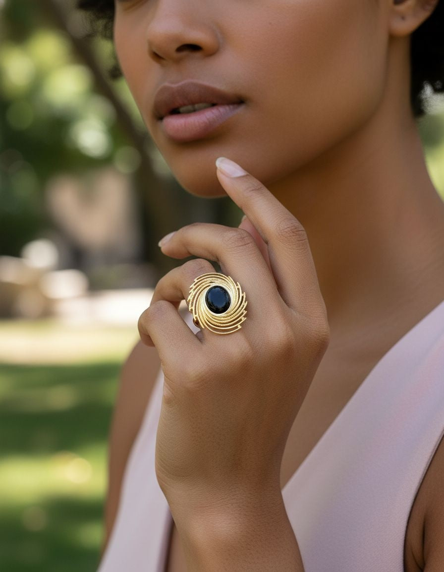 BAGUE EN ACIER DORE SPIRALE AVEC CENTRE ONYX