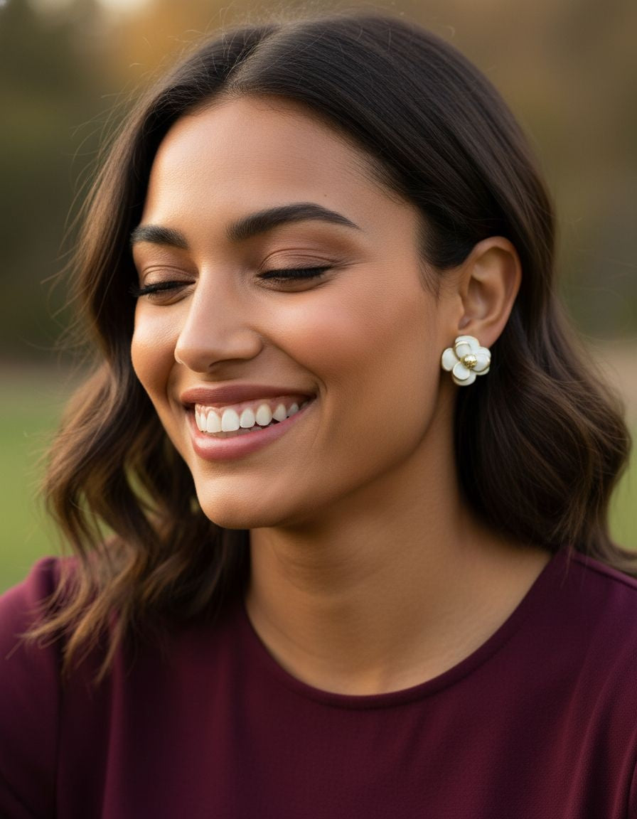 BOUCLES D'OREILLES EN ACIER DORE MOTIF ROSE BLANCHE