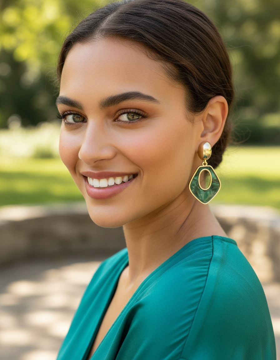 BOUCLES D'OREILLES EN ACIER DORE LOSANGE NACRE COULEUR EMERAUDE