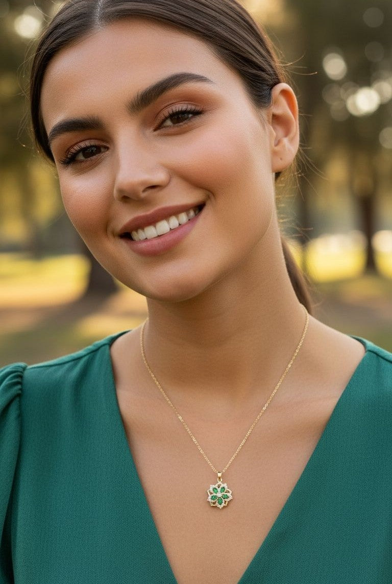 COLLIER EN ACIER DORE PENDENTIF FLEUR EMERAUDE EN ZIRCONIUM