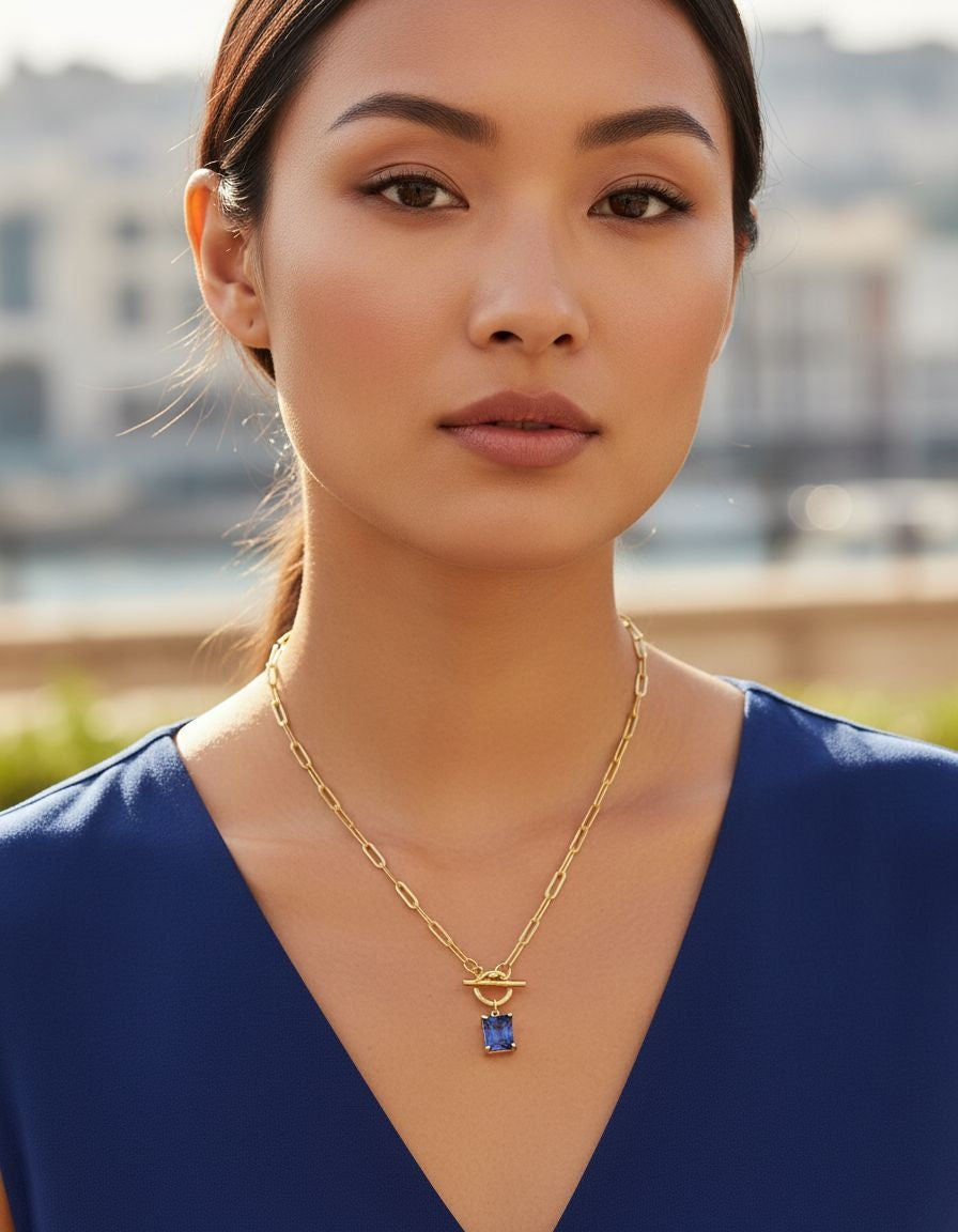 COLLIER EN ACIER DORÉ AVEC PENDENTIF RECTANGLE LIGHT SAPHIR