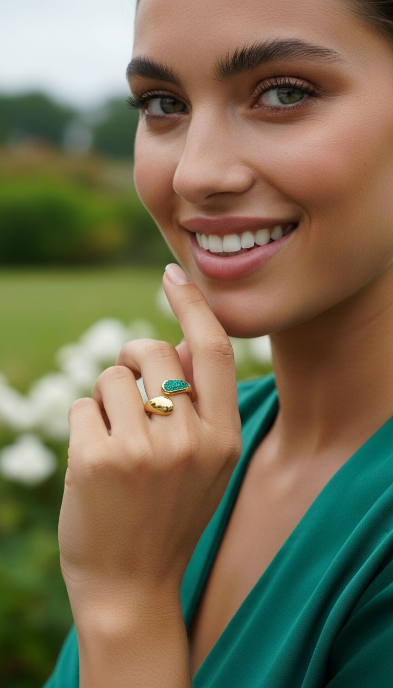 OVALE RING VAN VERGULD STAAL MET SMARAGD STRASS-STEENTJES