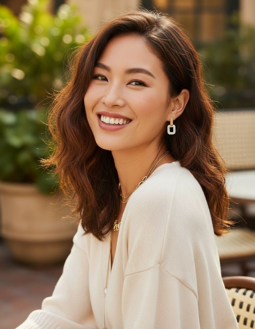 BOUCLES D'OREILLES EN ACIER DORE PETIT CARRE AVEC STRASS