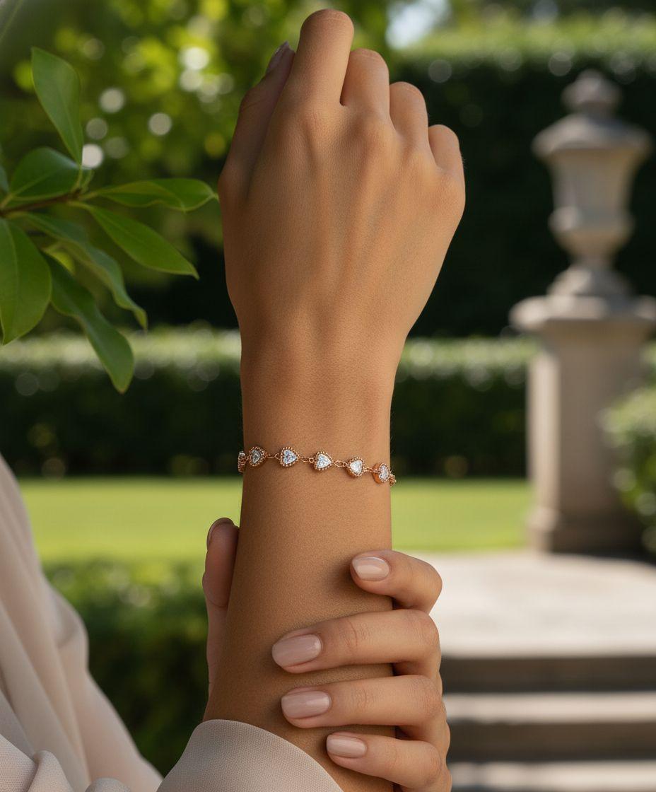 BRACELET EN ACIER DORE 5 COEURS AVEC OXYDES DE ZIRCONIUM