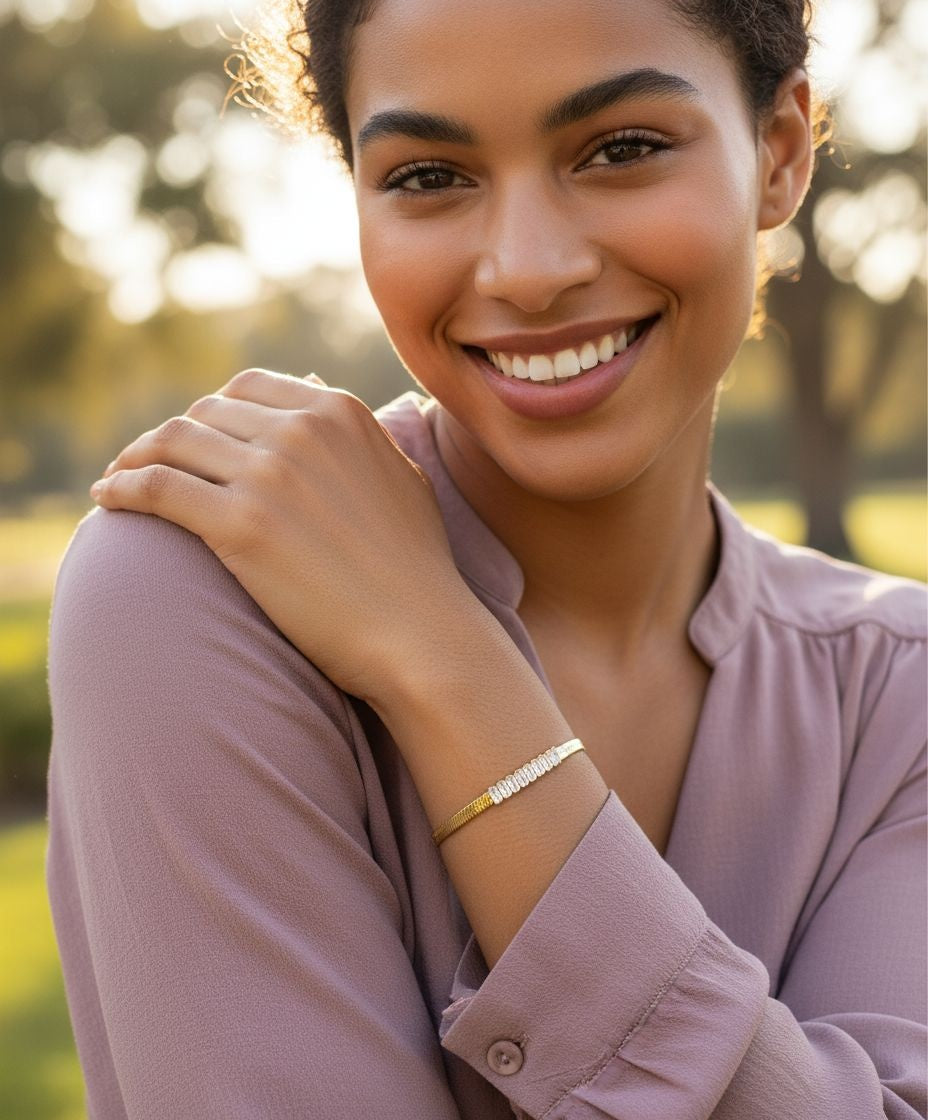BRACELET EN ACIER DORE MAILLE PLATE AVEC 8 PIERRES