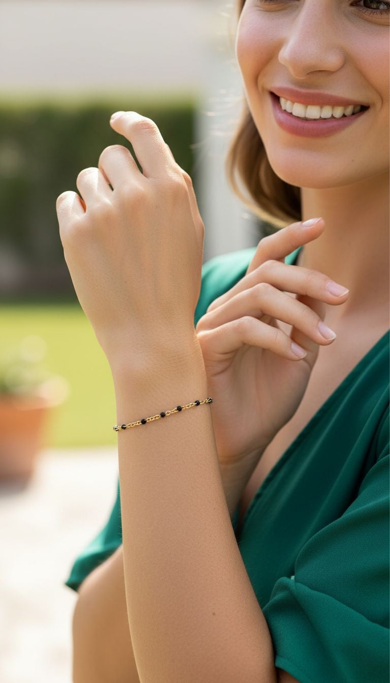 VERGULDE STALEN ARMBAND MET ZWARTE KRALEN