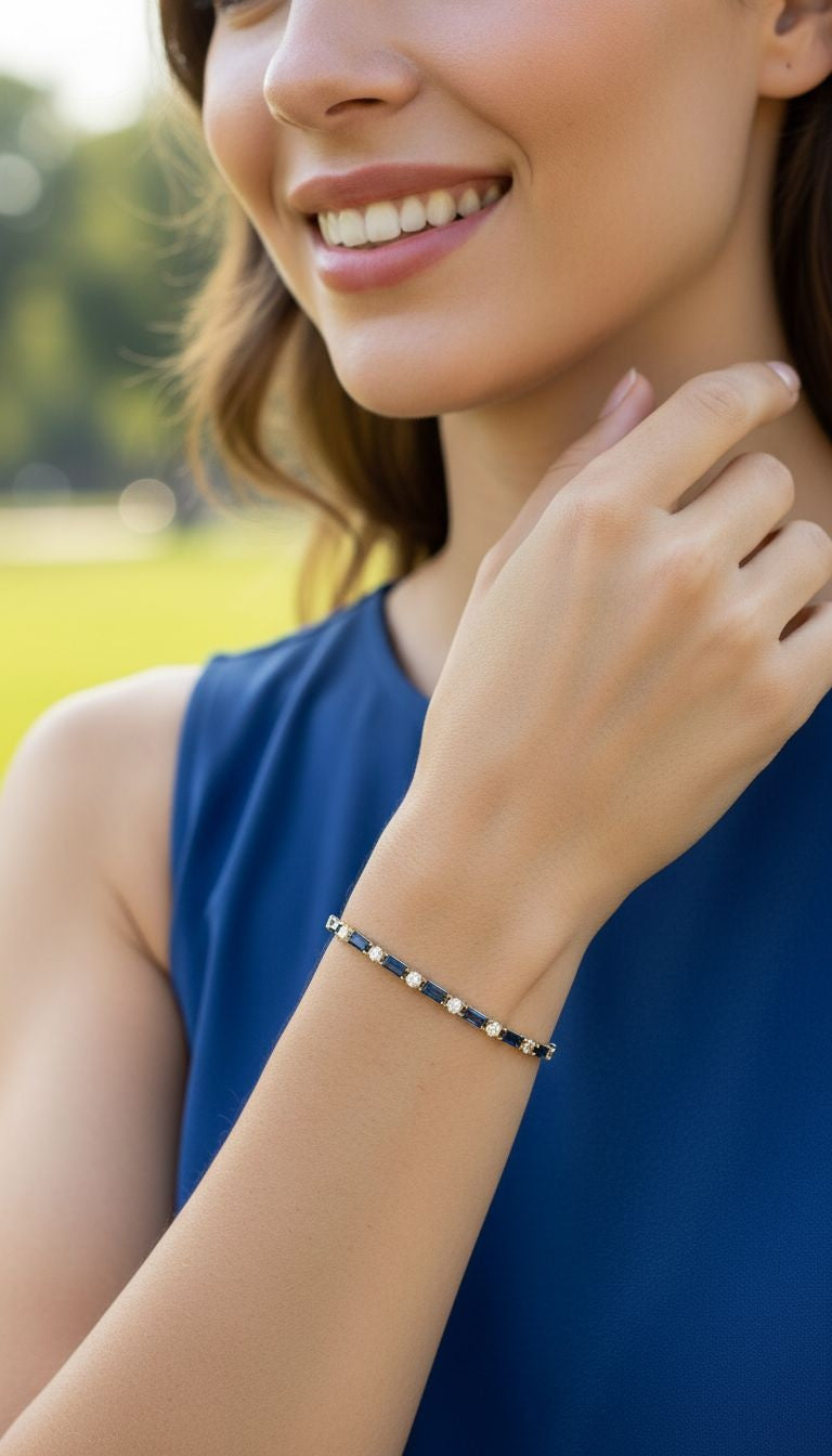 VERGULDE STALEN RIVIERARMBAND MET ZIRKONIUM EN SAFFIER