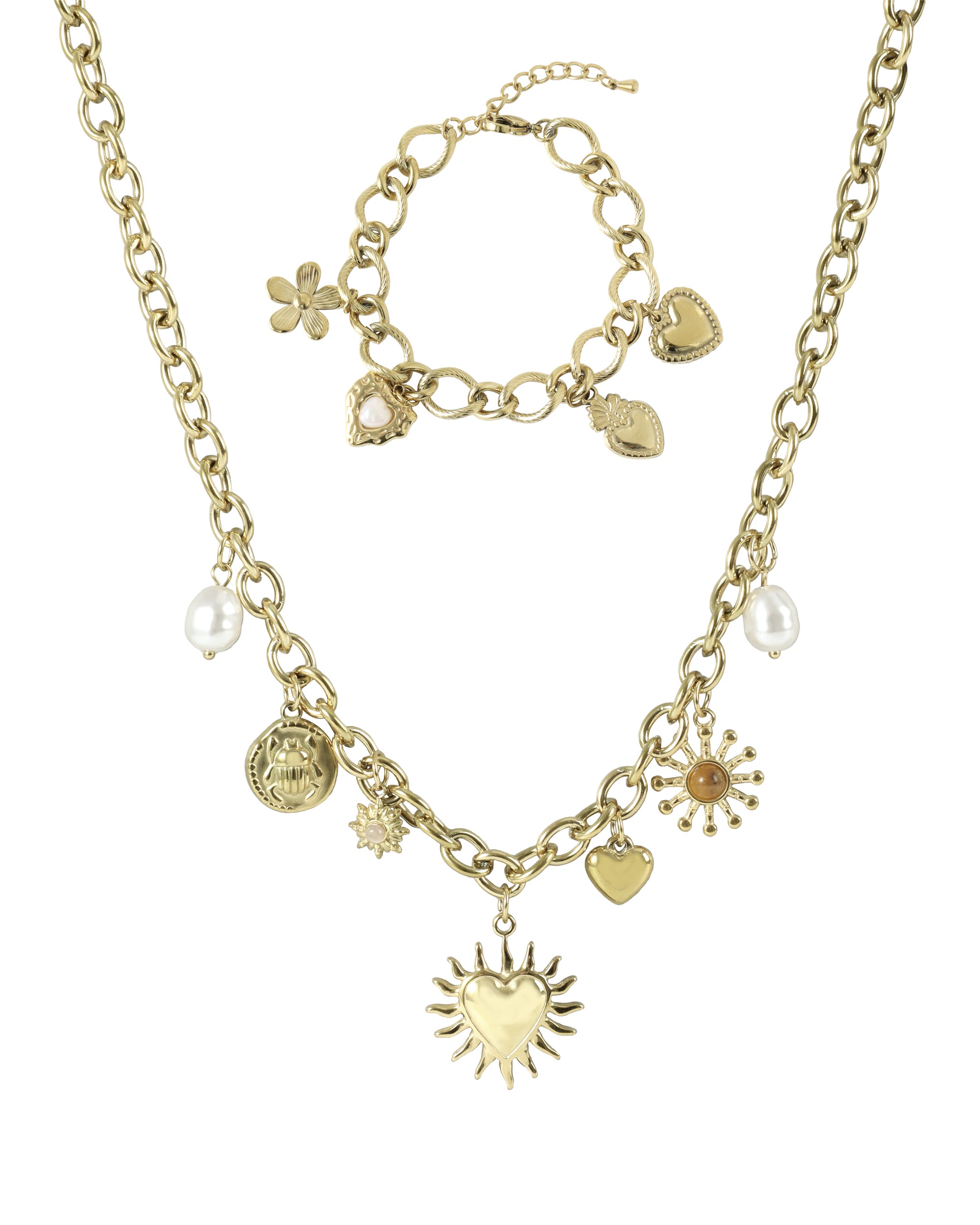 Verguld stalen sieradenset versierd met bedeltjes.