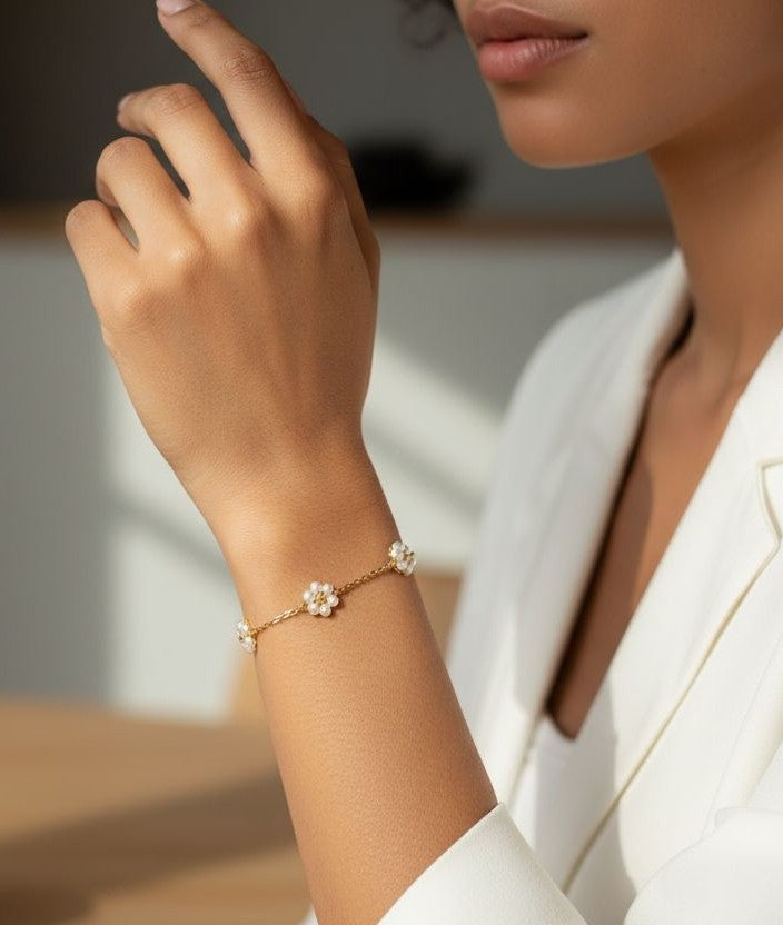 BRACELET EN ACIER DORÉ FLEURS AVEC PERLES