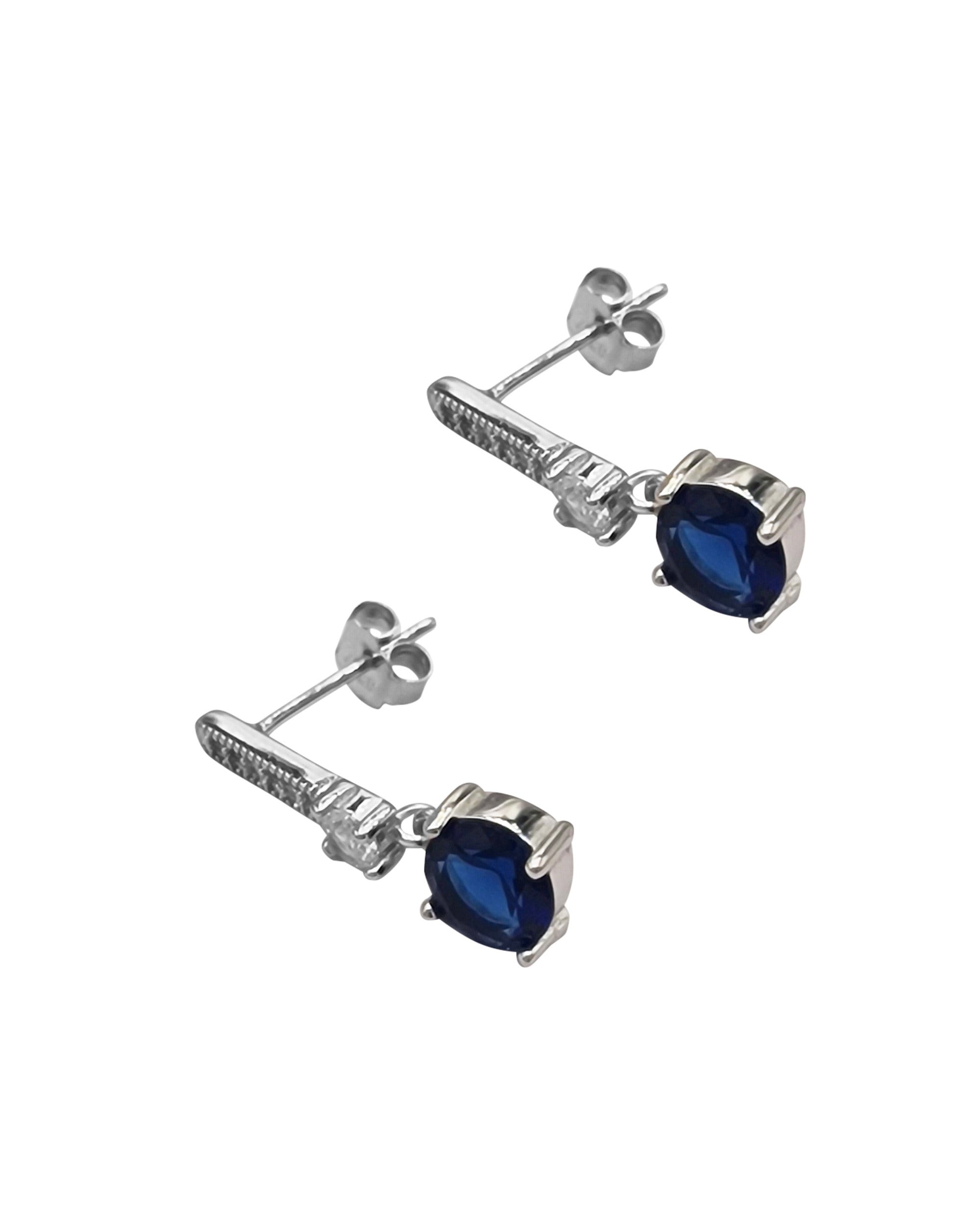 Boucles d'oreilles pendantes en argent rhodié avec solitaire bleu saphir