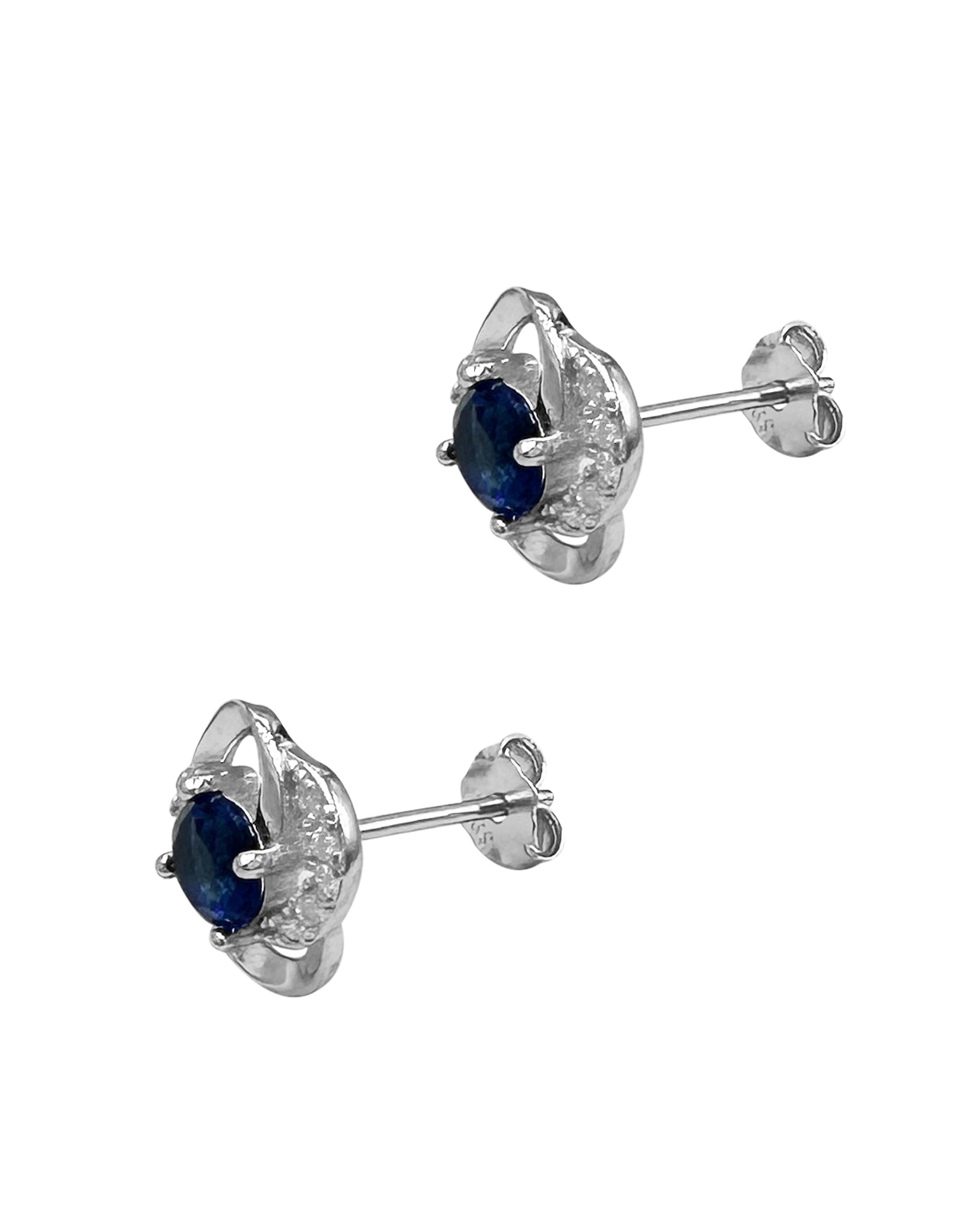 Petites boucles d'oreilles en argent motif fleur avec pierre bleue 