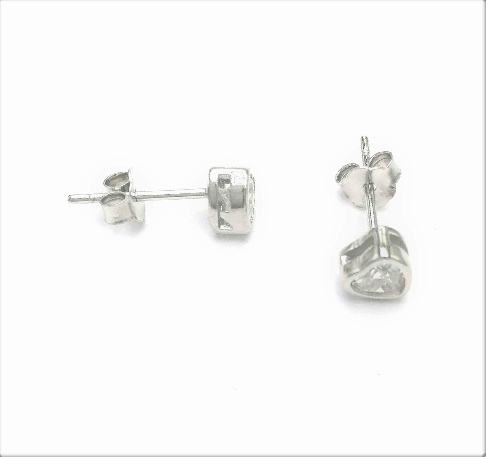 Boucles d'oreilles en argent massif solitaire motif coeur