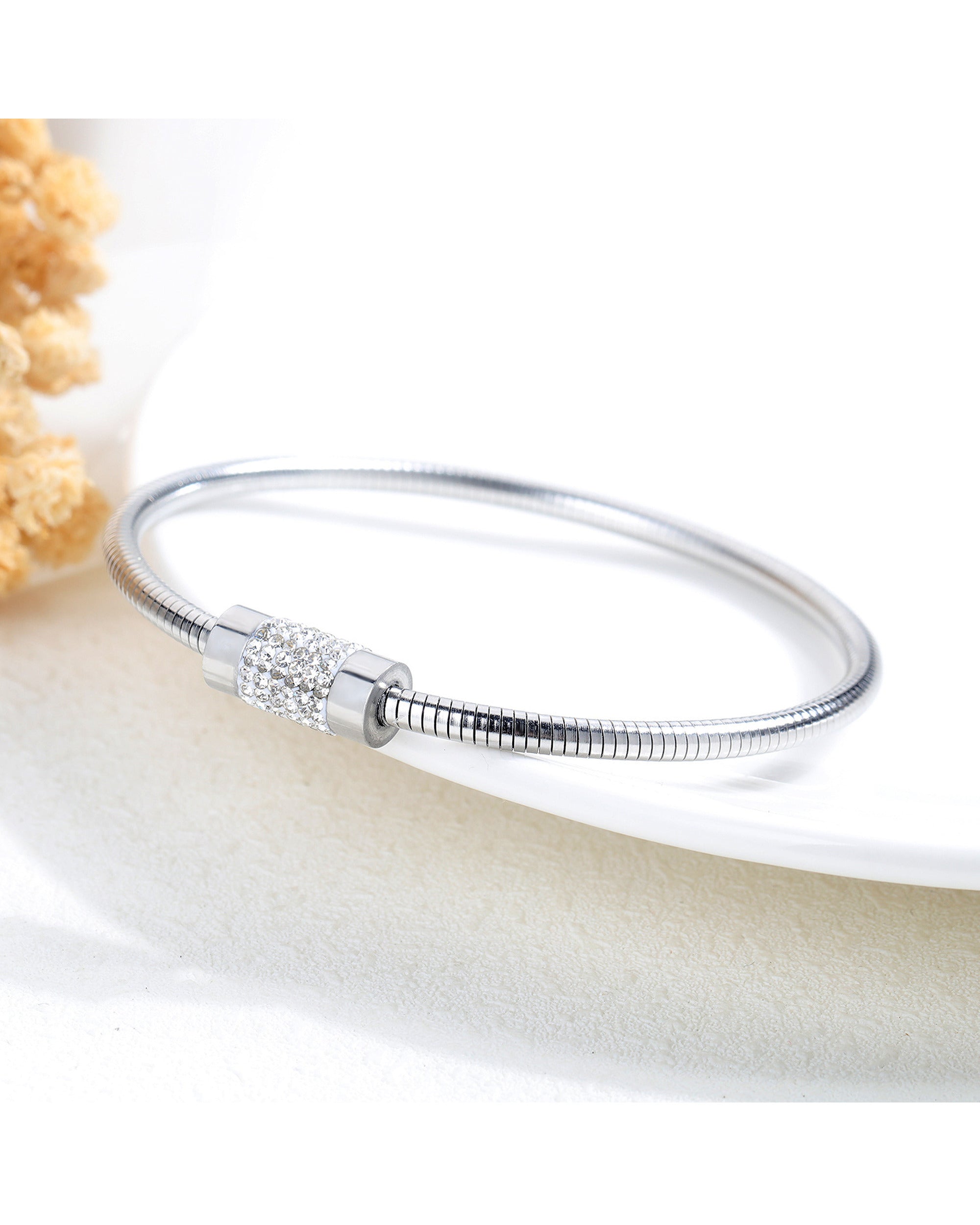 BRACELET EN ACIER TUBE AVEC STRASS ET FERMOIR AIMANTE