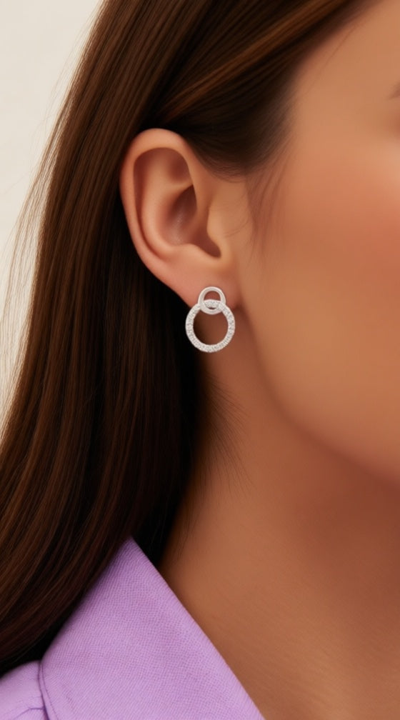 Zilveren oorbellen met een cirkel bezet met stenen